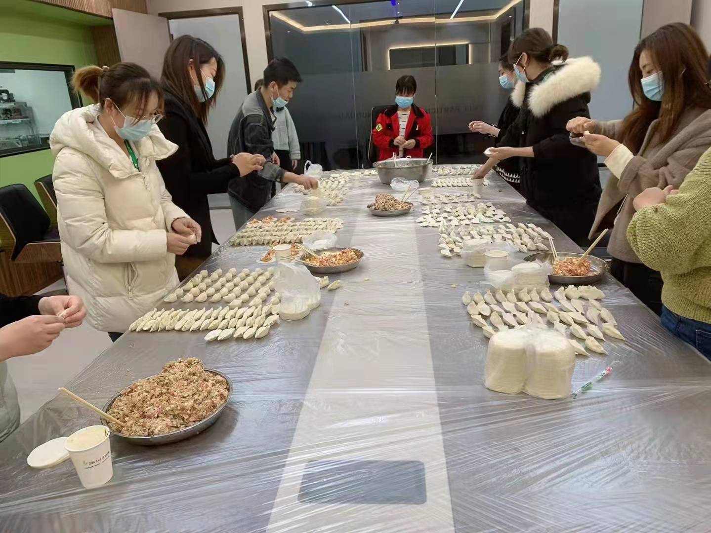 大家一起包餃子